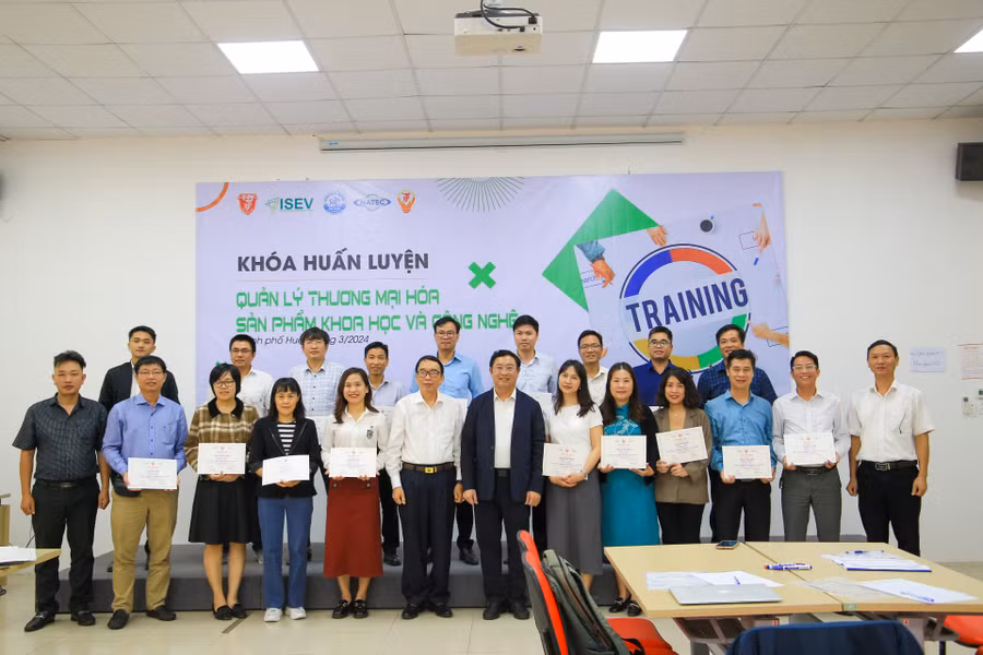 Trao giấy chứng nhận cho các nhà khoa học tham gia chương trình.