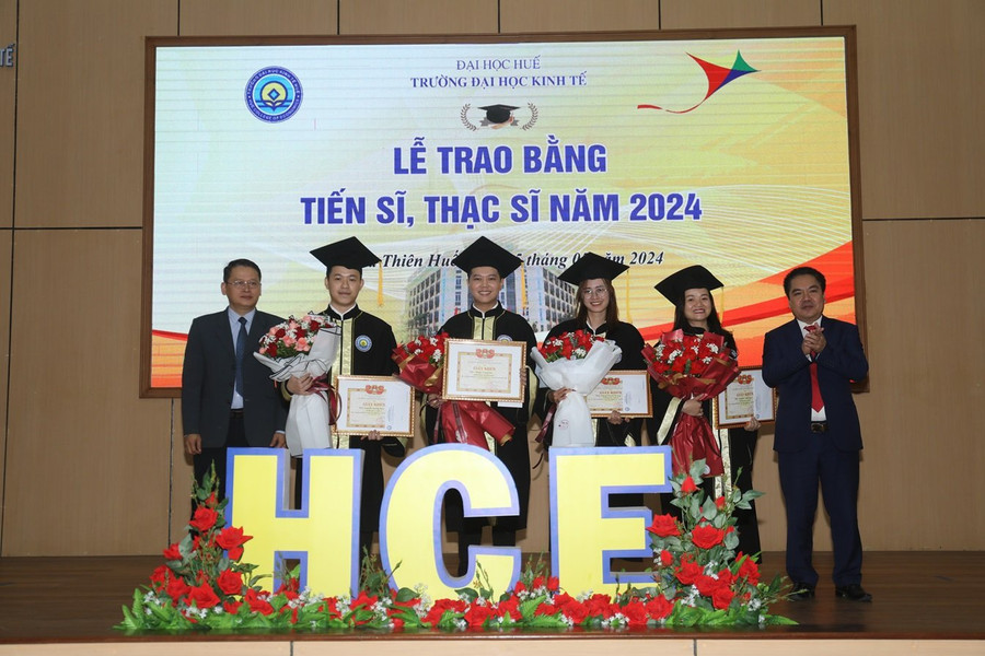 Hiệu trưởng PGS.TS Trương Tấn Quân (phải) và Phó Hiệu trưởng PGS.TS Bùi Đức Tính (trái) trao tặng giấy khen cho các tân thạc sĩ có thành tích xuất sắc trong học tập. (Ảnh: P.N) Hiệu trưởng PGS.TS Trương Tấn Quân (phải) và Phó Hiệu trưởng PGS.TS Bùi Đức Tính (trái) trao tặng giấy khen cho các tân thạc sĩ có thành tích xuất sắc trong học tập. (Ảnh: P.N)
