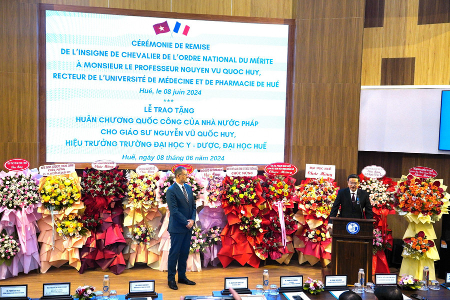 GS.TS Nguyễn Vũ Quốc Huy phát biểu cảm ơn.