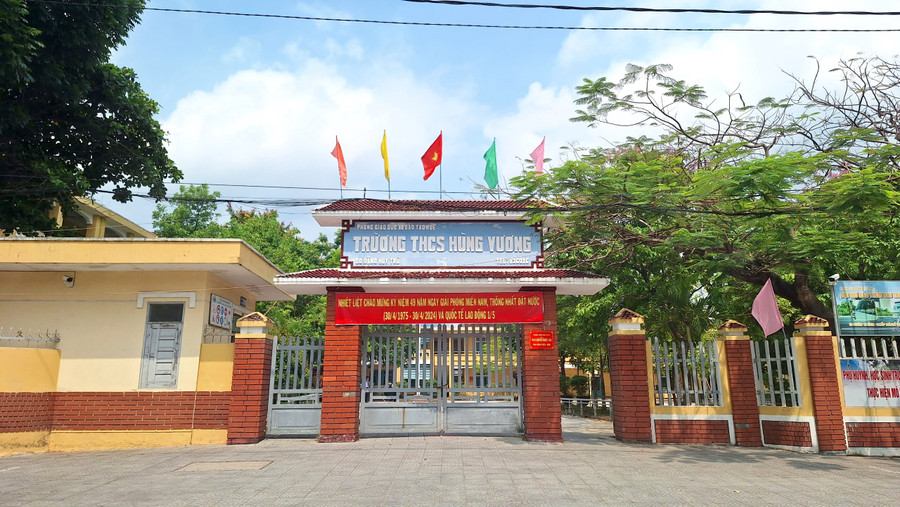 Các giáo viên Trường THCS Hùng Vương, TP Huế (tỉnh Thừa Thiên Huế) đã gửi đơn đến các cơ quan chức năng nhờ bảo vệ tính mạng sau nhiều hành động xúc phạm, đe dọa của vợ chồng ông V.H. (Ảnh: Đại Dương) Các giáo viên Trường THCS Hùng Vương, TP Huế (tỉnh Thừa Thiên Huế) đã gửi đơn đến các cơ quan chức năng nhờ bảo vệ tính mạng sau nhiều hành động xúc phạm, đe dọa của vợ chồng ông V.H. (Ảnh: Đại Dương)