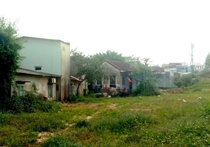 Khung cảnh nhếch nhác ở một Eo Bầu thuộc Kinh thành Huế. Khung cảnh nhếch nhác ở một Eo Bầu thuộc Kinh thành Huế.