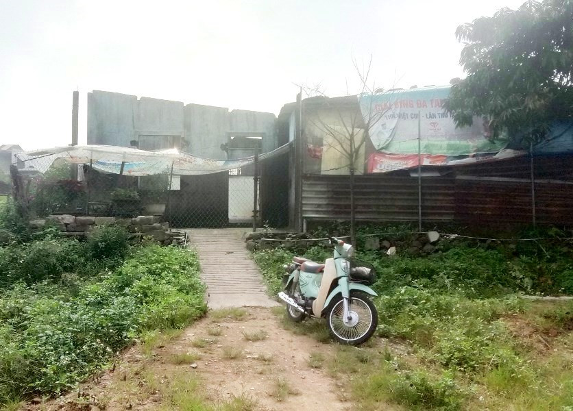 Một số hộ dân dù đã có nhà tái định cư, nhưng vẫn sử dụng nơi ở tại Eo Bầu để kinh doanh. Một số hộ dân dù đã có nhà tái định cư, nhưng vẫn sử dụng nơi ở tại Eo Bầu để kinh doanh.