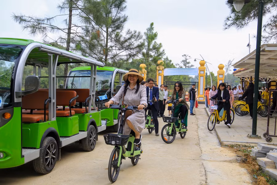 Khai trương tuyến du lịch xanh, thân thiện với môi trường tại lăng vua Gia Long.