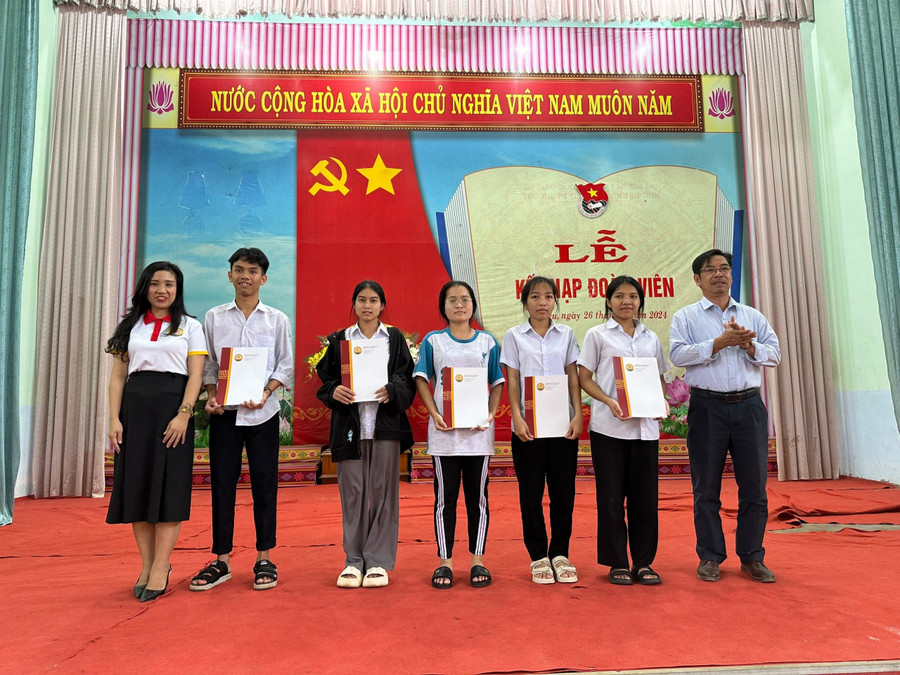 Nhà trường tặng học bổng cho các em học sinh dân tộc thiểu số có hoàn cảnh khó khăn, học tập tốt tại Trường THPT Dân tộc nội trú tỉnh Gia Lai.