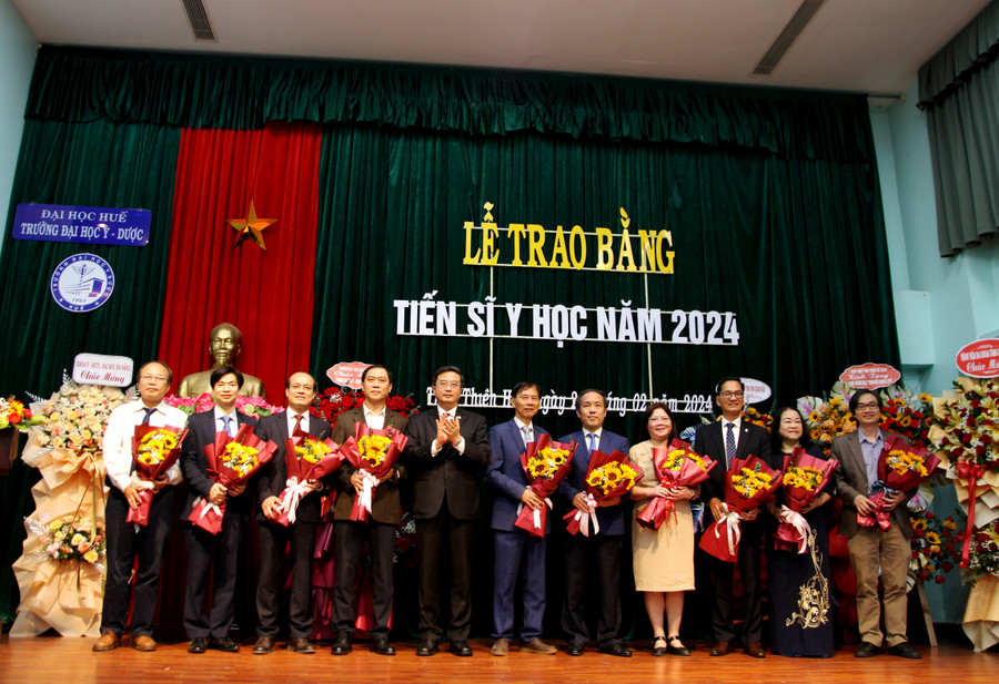 Tặng hoa chúc mừng các thầy cô giáo hướng dẫn. (Ảnh: Đại Dương)