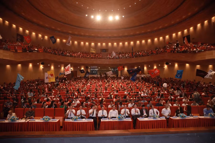 Lễ khai mạc rất náo động, không khí được "đốt nóng" bởi sự cổ vũ nhiệt tình của sinh viên kiến trúc. Lễ khai mạc rất náo động, không khí được "đốt nóng" bởi sự cổ vũ nhiệt tình của sinh viên kiến trúc.