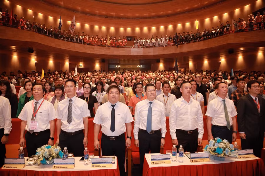 Gần 1.000 đại biểu gồm lãnh đạo, giảng viên, sinh viên các trường trên toàn quốc và quốc tế tham dự lễ khai mạc.