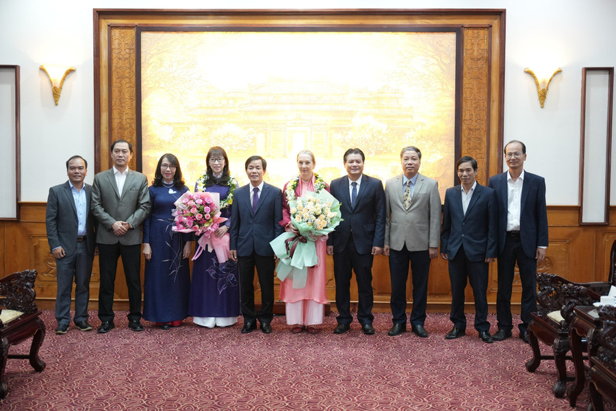 Lãnh đạo tỉnh, các Sở ban ngành, Trung tâm Bảo tồn Di tích Cố đô Huế chụp ảnh lưu niệm cùng 2 Công dân danh dự tỉnh Thừa Thiên Huế. (Ảnh: Hiếu Hoàng) Lãnh đạo tỉnh, các Sở ban ngành, Trung tâm Bảo tồn Di tích Cố đô Huế chụp ảnh lưu niệm cùng 2 Công dân danh dự tỉnh Thừa Thiên Huế. (Ảnh: Hiếu Hoàng)