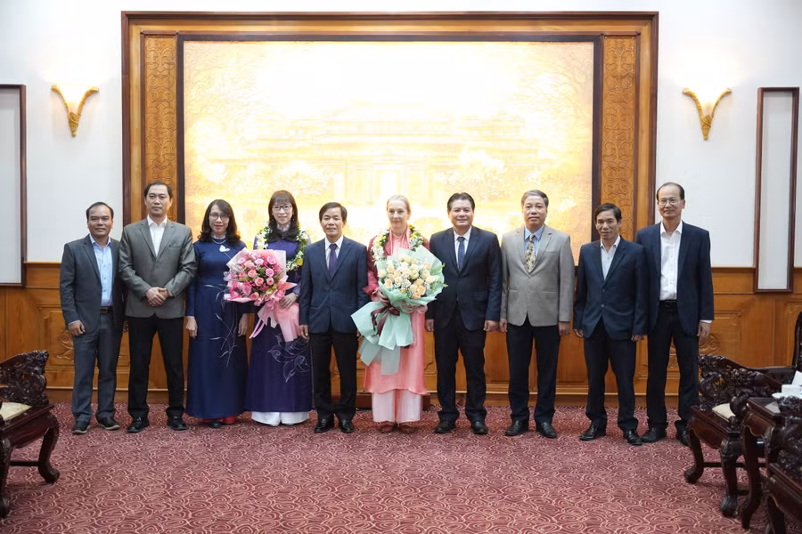 Lãnh đạo tỉnh, các Sở ban ngành, Trung tâm Bảo tồn Di tích Cố đô Huế chụp ảnh lưu niệm cùng 2 Công dân danh dự tỉnh Thừa Thiên Huế. (Ảnh: Hiếu Hoàng)