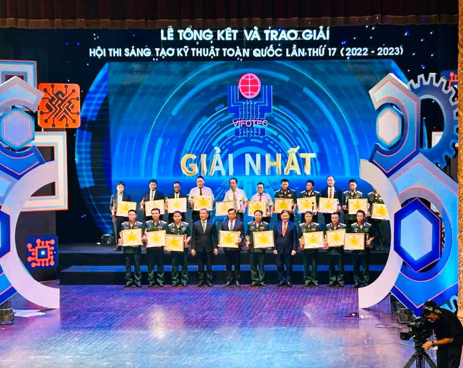 VIFOTEC trao các giải Nhất của Hội thi sáng tạo kỹ thuật toàn quốc lần thứ 17. Trường ĐH Y - Dược, ĐH Huế vinh dự nhận giải Nhất lĩnh vực Y - Dược. (Ảnh: ĐHH)