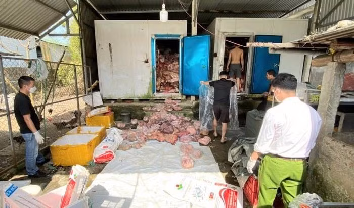 Công an tỉnh Thừa Thiên Huế thời điểm phát hiện kho đông lạnh chứa 3 tấn thịt và nội tạng "bẩn" chuẩn bị tung ra thị trường. (Ảnh: CACC)