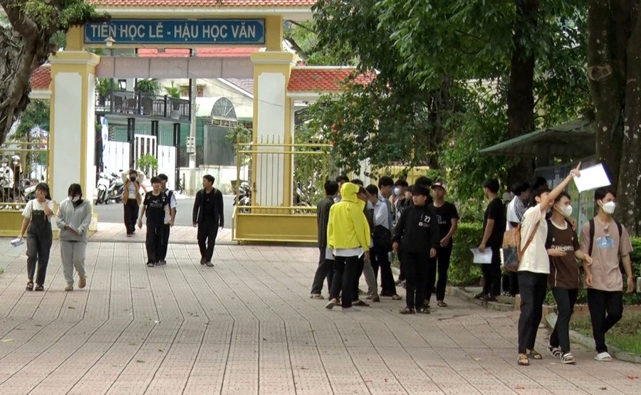 Thí sinh huyện miền núi A Lưới dự thi tốt nghiệp THPT 2024. Thí sinh huyện miền núi A Lưới dự thi tốt nghiệp THPT 2024.