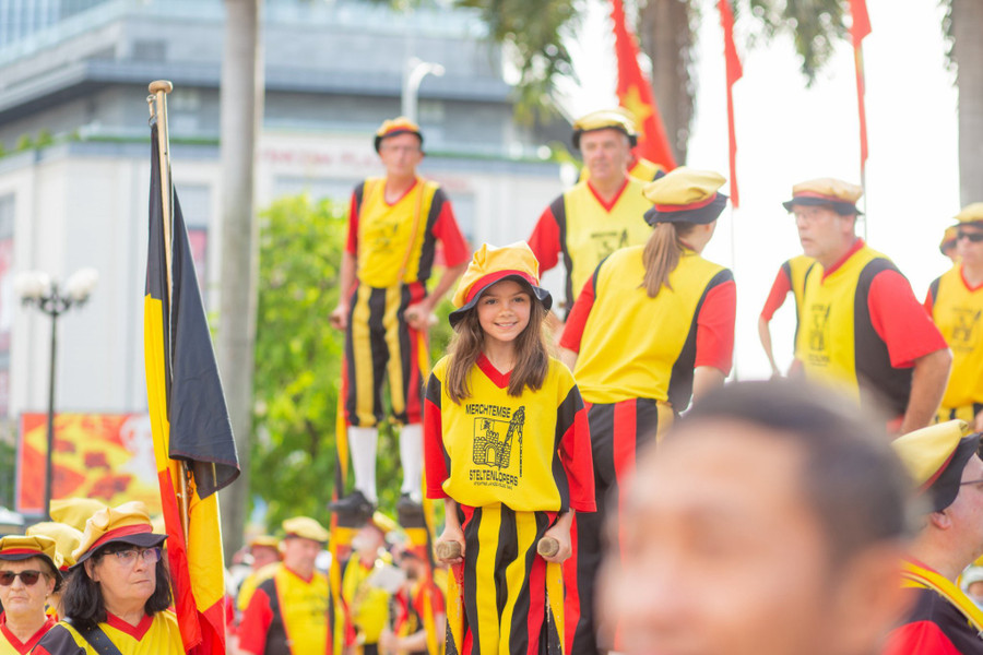 Một nữ nghệ sĩ nhí đoàn cà kheo Vương quốc Bỉ.