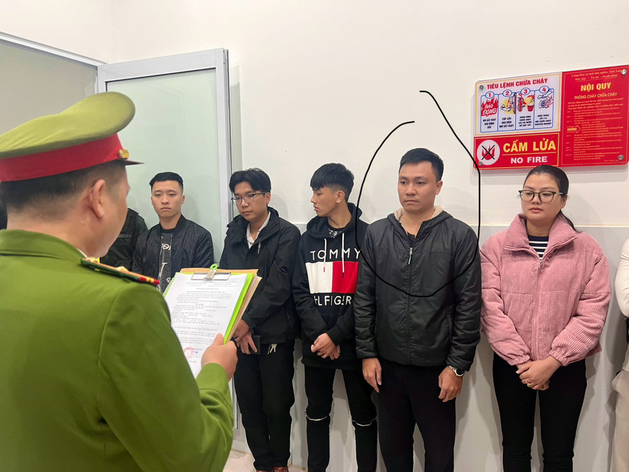 Công an đọc lệnh bắt Huỳnh Văn Trường Phát (thứ 2 từ trái qua). Công an đọc lệnh bắt Huỳnh Văn Trường Phát (thứ 2 từ trái qua).