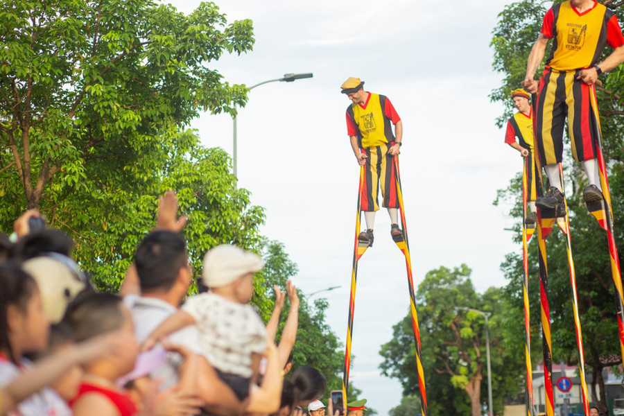 Những cây cà kheo cao lênh khênh đi trên đường phố gây sự ngạc nhiên, tò mò cho người dân và du khách.