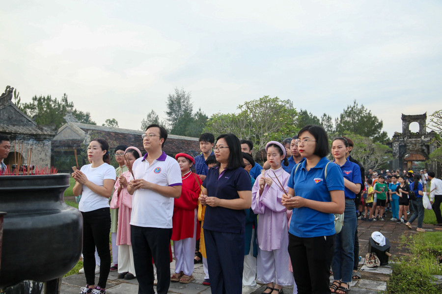 Các thầy cô giáo cùng học sinh thắp hương tại Văn thánh. Các thầy cô giáo cùng học sinh thắp hương tại Văn thánh.