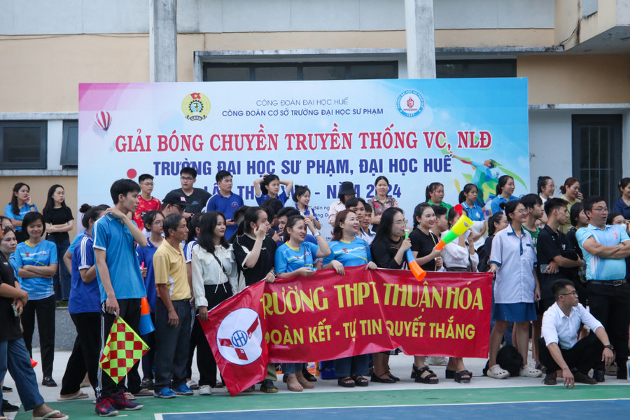 Sự cổ vũ nhiệt tình, sôi động đến từ các cổ động viên 2 đội bóng.