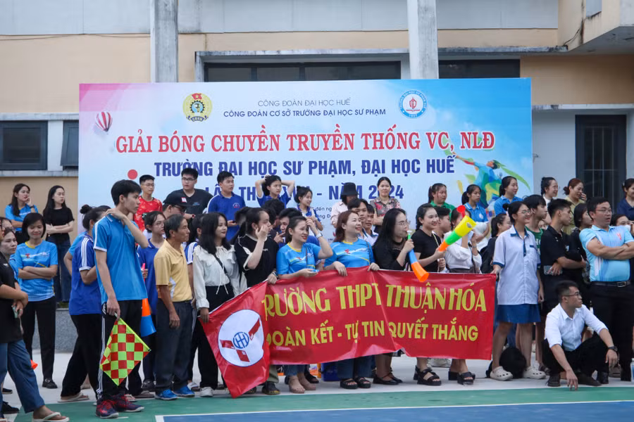 Sự cổ vũ nhiệt tình, sôi động đến từ các cổ động viên 2 đội bóng.