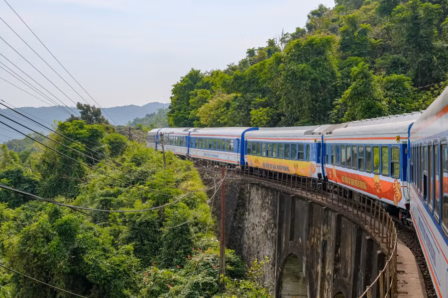Đoàn tàu sẽ đi qua đèo Hải Vân - cung đường sắt được bình chọn là đẹp nhất Việt Nam.