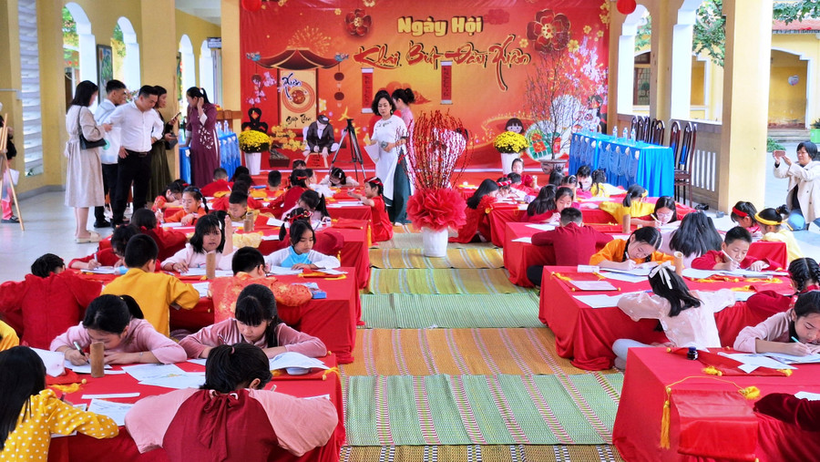 Học sinh trường mặc áo dài dự thi.