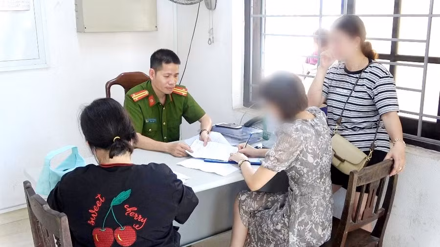 Chị H. trình báo Công an TP Huế về việc bị lừa sau khi nhận biên lai giao dịch chuyển khoản thành công. (Ảnh: CACC)