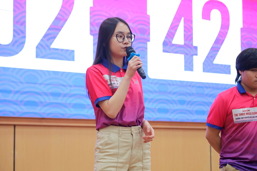 Nữ thí sinh thuyết trình bằng tiếng Anh trôi chảy. Nữ thí sinh thuyết trình bằng tiếng Anh trôi chảy.