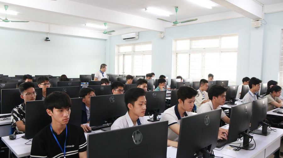 Các thí sinh tham gia phần thi vòng chung kết trong sáng 31/1.