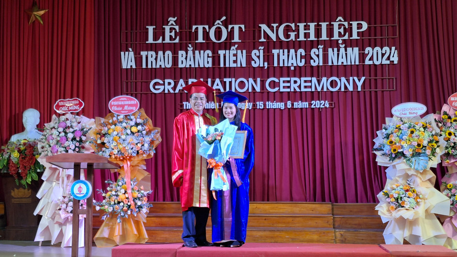 Niềm vui các tân Thạc sĩ trong buổi lễ trọng đại. (Ảnh: Đại Dương) Niềm vui các tân Thạc sĩ trong buổi lễ trọng đại. (Ảnh: Đại Dương)