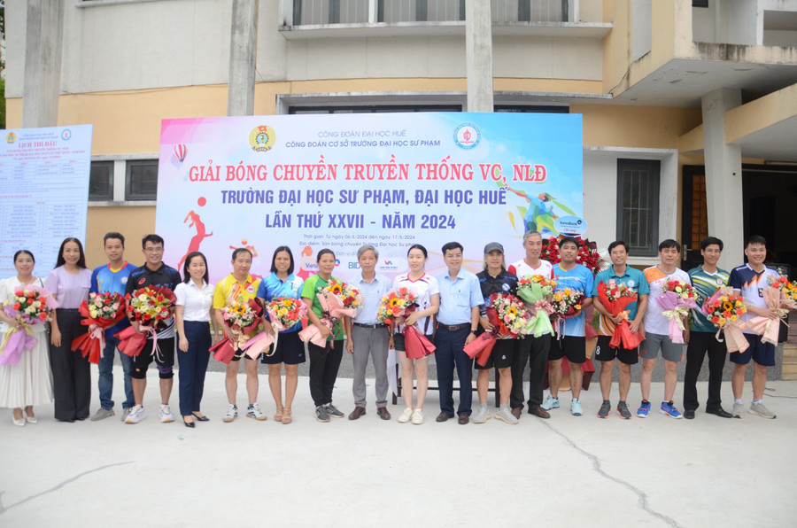 Các đội thi chụp ảnh lưu niệm.