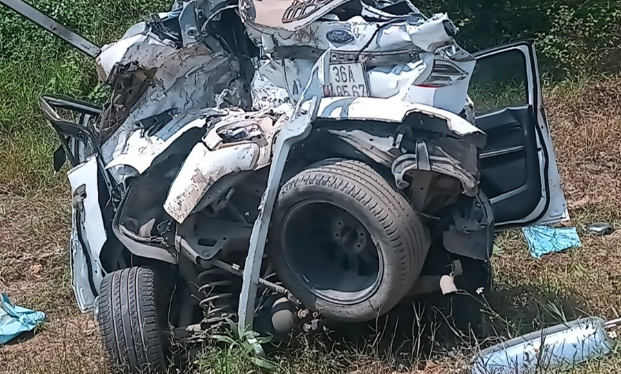 Xe ô tô con bị bẹp dúm phần đuôi xe.