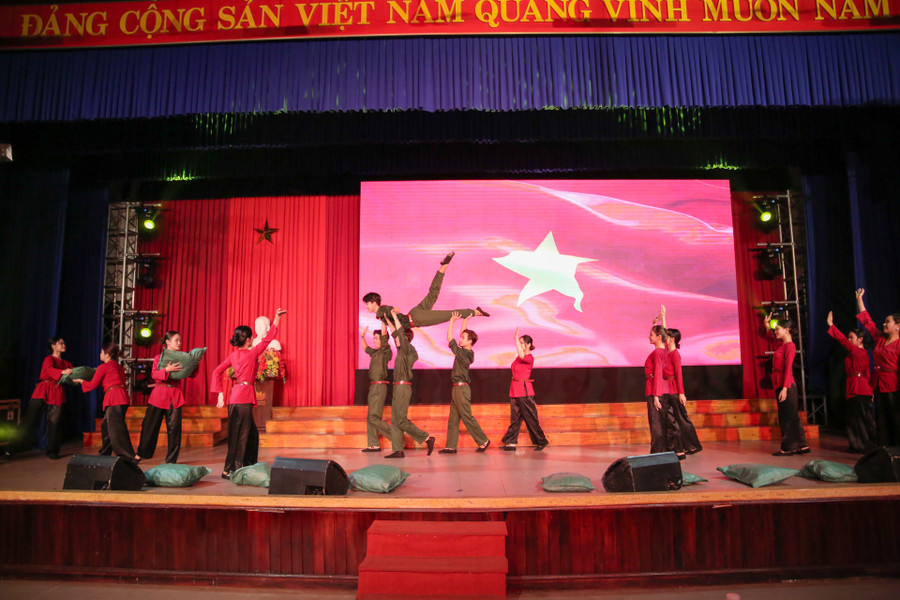 Tiết mục văn nghệ tái hiện lại lịch sử hào hùng của dân tộc ta thời kháng chiến.