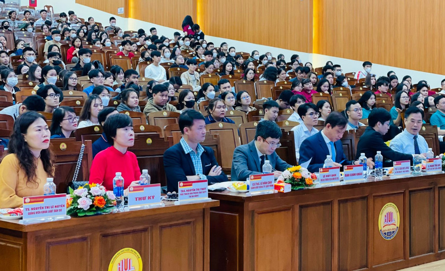 Ban giám khảo làm việc công bằng và trách nhiệm. (Ảnh: HUL) Ban giám khảo làm việc công bằng và trách nhiệm. (Ảnh: HUL)