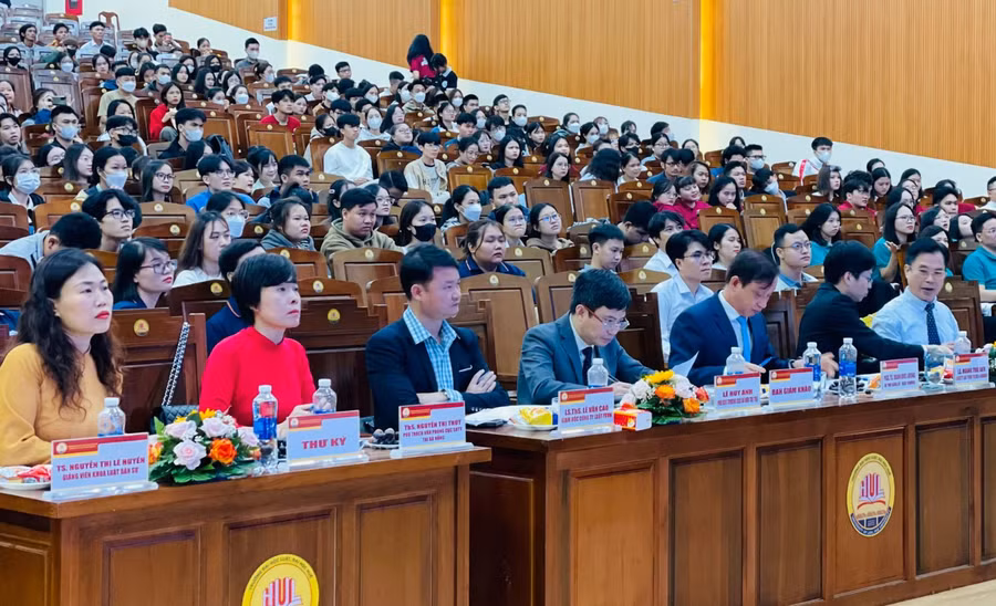 Ban giám khảo làm việc công bằng và trách nhiệm. (Ảnh: HUL)