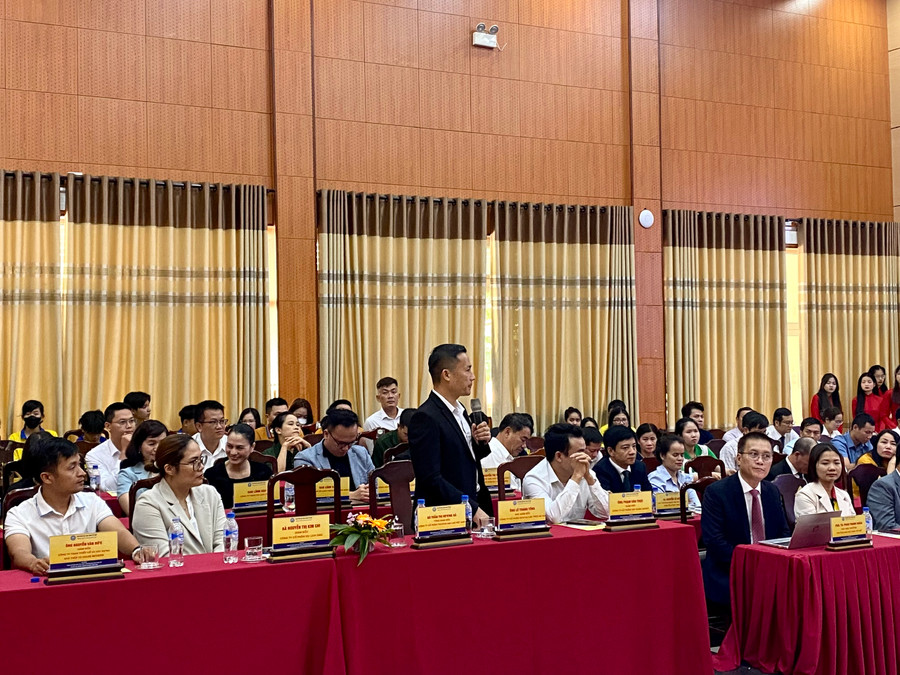 Ông Lê Thanh Tòng - Phó Giám đốc công ty cổ phần dịch vụ cáp treo Bà Nà trao đổi ý kiến tại Hội nghị. Ông Lê Thanh Tòng - Phó Giám đốc công ty cổ phần dịch vụ cáp treo Bà Nà trao đổi ý kiến tại Hội nghị.