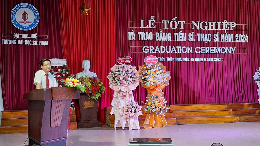 PGS.TS Nguyễn Thành Nhân, Phó Hiệu trưởng phụ trách Trường ĐH Sư phạm, ĐH Huế phát biểu tại buổi lễ. PGS.TS Nguyễn Thành Nhân, Phó Hiệu trưởng phụ trách Trường ĐH Sư phạm, ĐH Huế phát biểu tại buổi lễ.