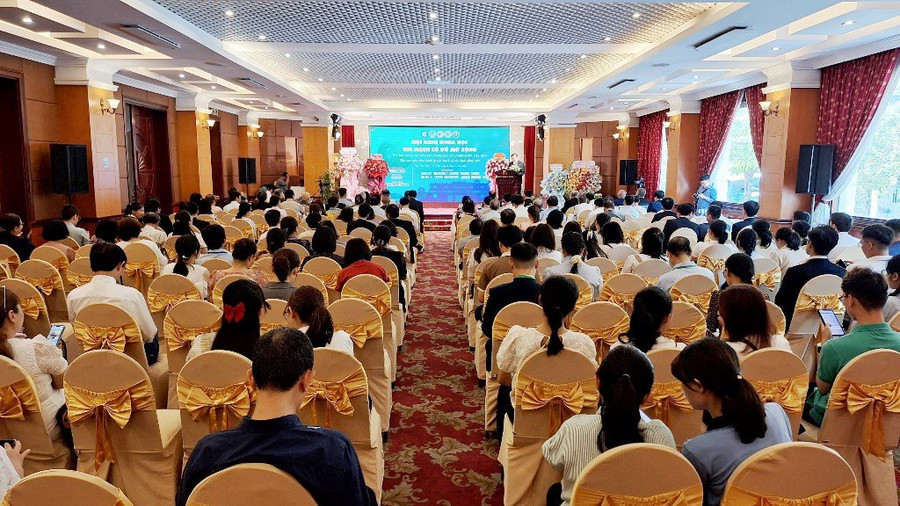 Các chuyên gia đầu ngành tim mạch toàn quốc và nước ngoài tập trung tại TP Huế đóng góp kinh nghiệm trong phòng chống bệnh lý tim mạch và các bệnh đồng mắc.