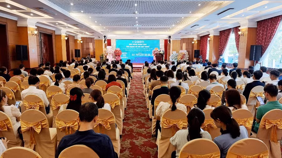 Các chuyên gia đầu ngành tim mạch toàn quốc và nước ngoài tập trung tại TP Huế đóng góp kinh nghiệm trong phòng chống bệnh lý tim mạch và các bệnh đồng mắc.