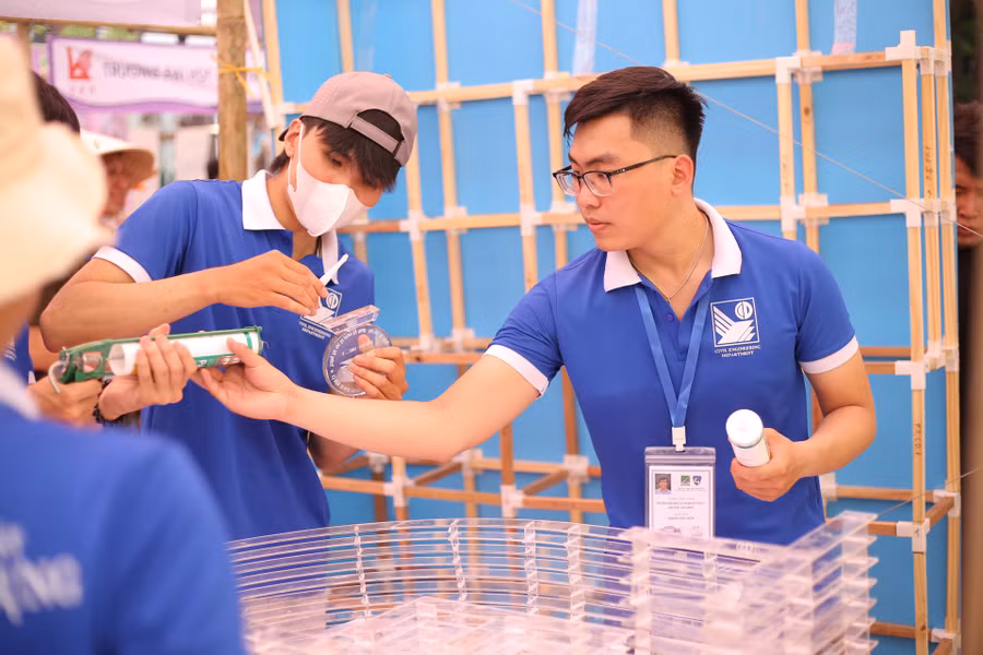 Sinh viên các trường thi tài năng trong sáng 21/4 tại Trường Đại học Khoa học, Đại học Huế. Sinh viên các trường thi tài năng trong sáng 21/4 tại Trường Đại học Khoa học, Đại học Huế.