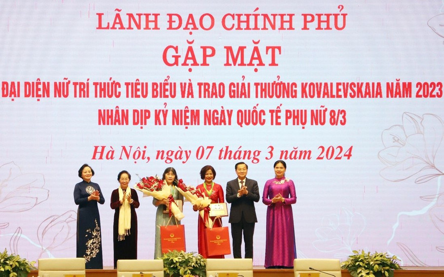 Giải thưởng Kovalevskaia năm 2023 trao cho GS.TS Hoàng Thị Thái Hòa, Trường ĐH Nông Lâm, ĐH Huế (thứ 3 từ trái qua). Giải thưởng Kovalevskaia năm 2023 trao cho GS.TS Hoàng Thị Thái Hòa, Trường ĐH Nông Lâm, ĐH Huế (thứ 3 từ trái qua).