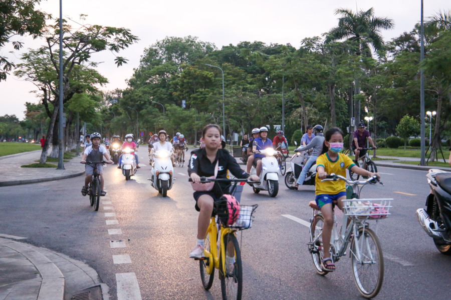 Học sinh đạp xe qua tuyến đường Lê Duẩn, TP Huế. Học sinh đạp xe qua tuyến đường Lê Duẩn, TP Huế.