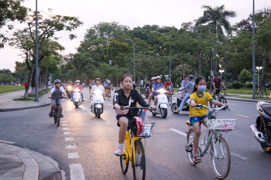 Học sinh đạp xe qua tuyến đường Lê Duẩn, TP Huế.