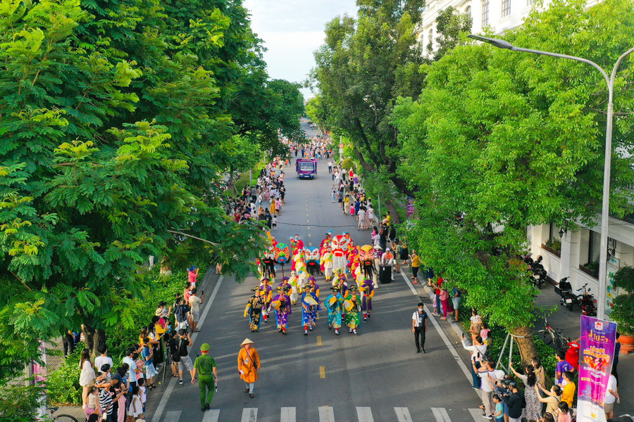 Màu xanh mát của đường phố Huế làm nghệ sĩ biểu diễn thoải mái.