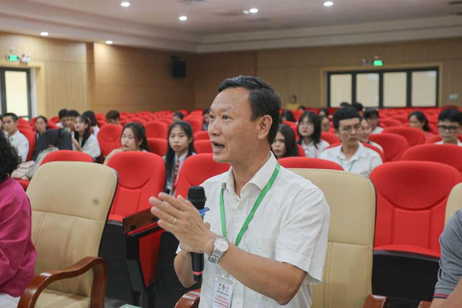 Ban giám khảo đặt câu hỏi.