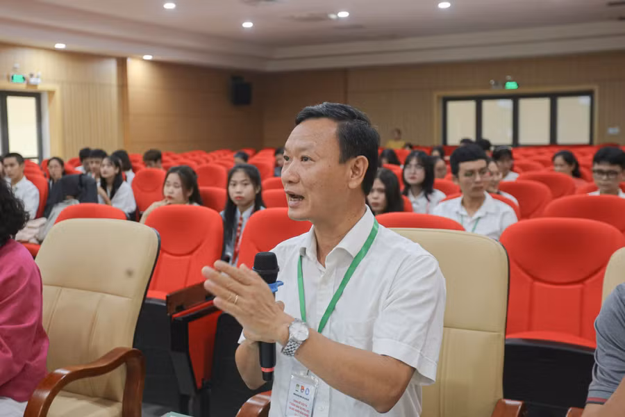 Ban giám khảo đặt câu hỏi.