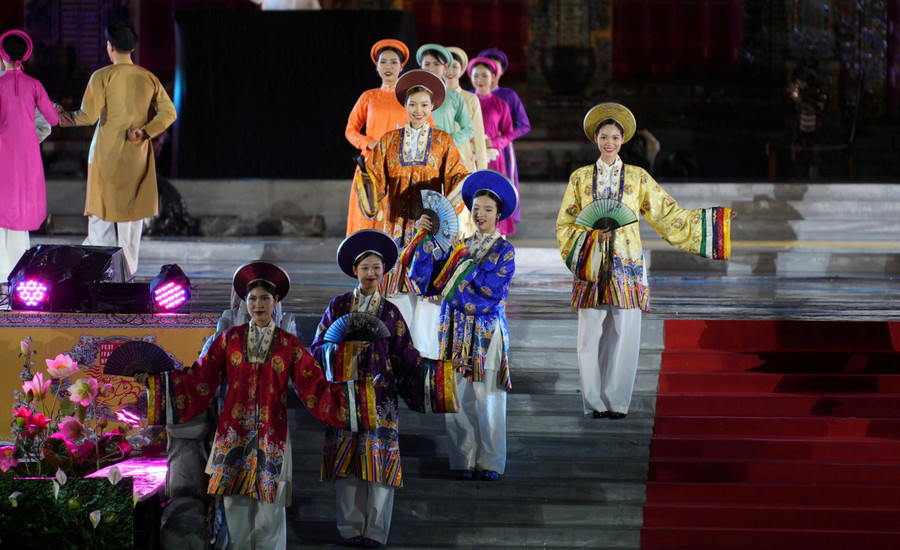 Áo dài ngũ thân cung đình Huế.