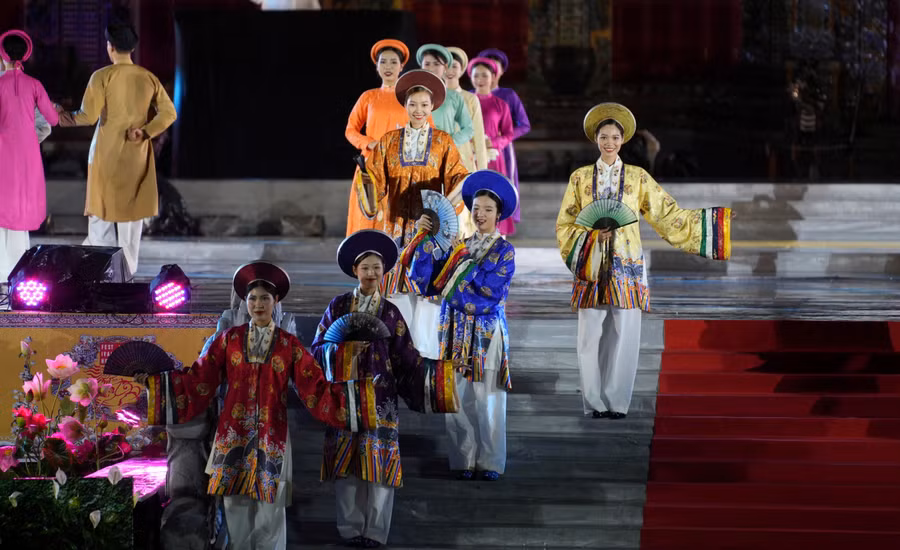 Áo dài ngũ thân cung đình Huế.