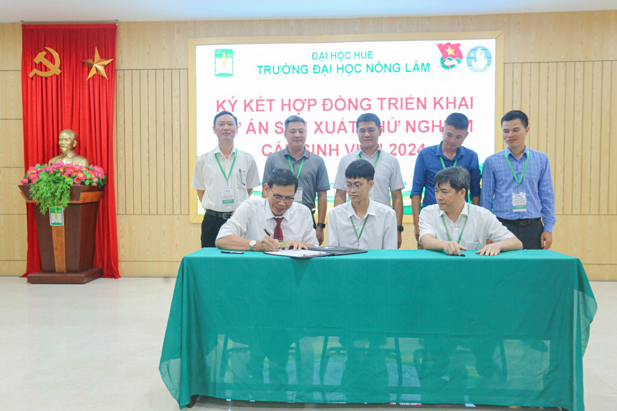 Ký hợp đồng triển khai dự án sản xuất từ thử nghiệm các sinh viên đạt giải.