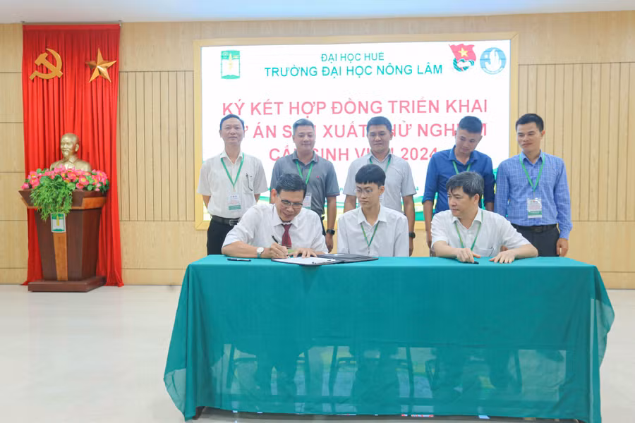 Ký hợp đồng triển khai dự án sản xuất từ thử nghiệm các sinh viên đạt giải.