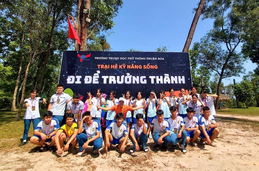 Học sinh Trường THPT Thuận Hóa tham gia trại hè kỹ năng sống. Học sinh Trường THPT Thuận Hóa tham gia trại hè kỹ năng sống.