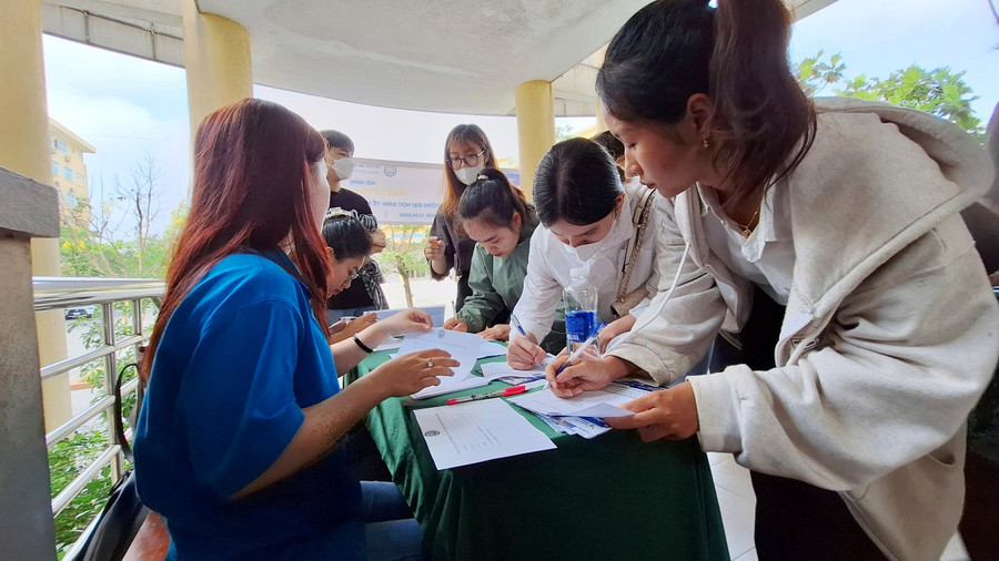 Trên dưới 1.000 sinh viên đến tham dự ngày hội.